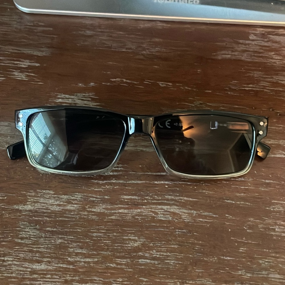 Eyekepper +0.50black to clear fade readers